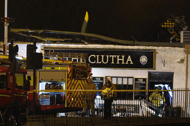 Полицейский вертолет упал на пивбар в центре Глазго. В результате погибли как минимум шесть человек, трое из которых – члены экипажа винтокрылой машины. Счет раненым идет на десятки – в момент трагедии в пабе шел концерт, там находились более 100 посетителей