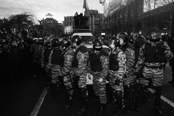 В центре Киева милиция разогнала митинг в поддержку евроинтеграции. Очевидцы утверждают, что бойцы спецподразделения «Беркут», которые вытесняли протестующих с площади, применяли дубинки и звукошумовые гранаты. Десятки пострадали. МВД и прокуратура создали группу для расследования действий правоохранительных органов
