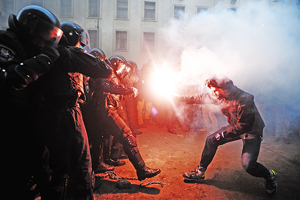 Беспорядками и столкновениями с милицией закончилась попытка митингующих за евроинтеграцию Украины взять штурмом здание администрации президента страны в Киеве. В ходе столкновений пострадали около 150 сотрудников правоохранительных сил