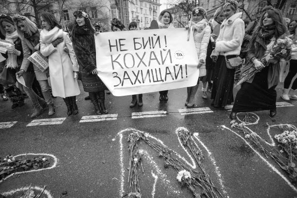 Украинские девушки – на этот раз, что примечательно, вполне прилично одетые – устроили акцию для бойцов «Беркута». Они выложили цветами огромное сердце у здания кабмина и нарисовали плакатики «Не бей! Люби и защищай!»