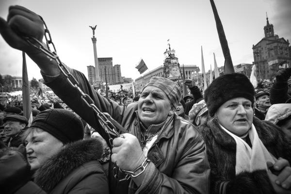 Около 50 тысяч – по оценкам украинской милиции (и в разы больше – по данным оппозиции) человек пришли в воскресенье в центр Киева на так называемое народное вече. Участники евромайдана выстроили баррикады и установили палатки в районе правительственного квартала, а дочь Тимошенко озвучила им план матери по смене власти в стране