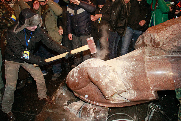 Активисты националистической партии «Свобода» разрушили памятник Владимиру Ленину, который находился на бульваре Шевченко в Киеве. Скульптуру свалили с пьедестала с помощью тросов. Украинская милиция по факту сноса памятника провела несколько задержаний