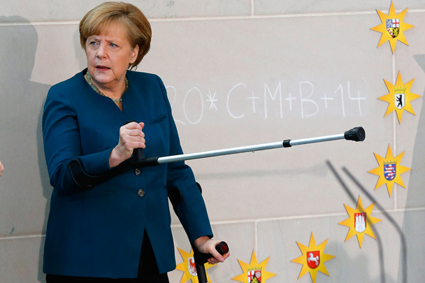 Канцлер Германии Ангела Меркель, получившая травму при катании на лыжах и отменившая из-за этого ряд встреч на высшем уровне, впервые появилась на публике. Она пришла на костылях на встречу с детьми, которые в рождественские праздники собирали деньги на благотворительность