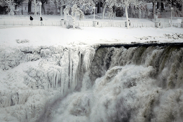 Рекордные холода, которые принес в Канаду и США полярный циклон, заморозили Ниагарский водопад. Последние дни температура держится на уровне –20 градусов, что, тем не менее, не отпугивает туристов, желающих сфотографировать уникальное природное явление