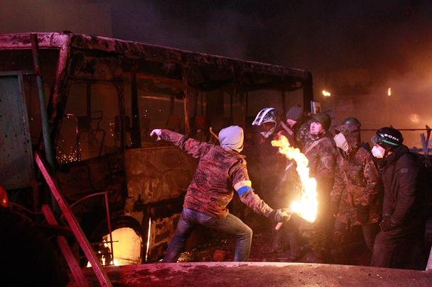 «Народное вече» в Киеве переросло в новые массовые беспорядки. Протестующие начали поджигать милицейские машины, в ходе столкновений пострадали десятки сотрудников правоохранительных сил 