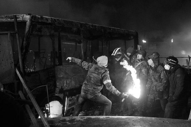 «Народное вече» в Киеве переросло в новые массовые беспорядки. Протестующие начали поджигать милицейские машины, в ходе столкновений пострадали десятки сотрудников правоохранительных сил 