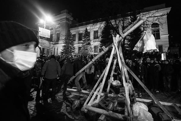 Украинская милиция сломала возведенную оппозицией катапульту в центре Киева. Митингующие намеревались использовать сколоченное из деревянных досок сооружение для того, чтобы обстреливать бойцов «Беркута» камнями