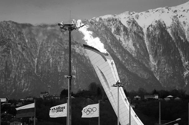 За 10 дней до старта зимней Олимпиады – 2014 в Сочи пожарная служба провела тестирование резервуара для олимпийского огня, установленного среди спортивных комплексов Горного кластера