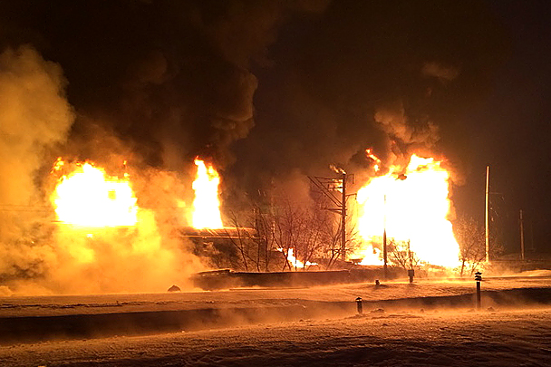 Вблизи станции Поздино в Кировской области произошло возгорание цистерны с газовым конденсатом, что привело к сходу 32 вагонов и сильному пожару. Из зоны ЧС были эвакуированы местные жители, более 400 человек задействованы в ликвидации последствий. Пожар привел к задержанию 13 поездов