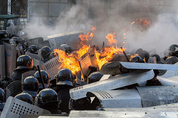 Двухнедельное перемирие на Украине закончилось новыми столкновениями сторонников Майдана с правоохранительными органами. Уже погибли не менее трех протестующих. Протестующие требуют возврата конституции в редакции 2004 года и отставки президента