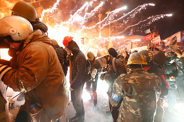 Вечер вторника и ночь на среду стали самыми кровавыми за все месяцы политического противостояния в центре Киева. Погибли и активисты оппозиции, и силовики. По последним данным минздрава, жертвами беспорядков стали 25 человек. Сгорел Дом профсоюзов, подожжена консерватория