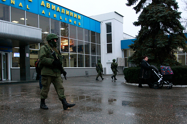 Группа вооруженных людей в ночь на пятницу взяла под контроль аэропорт в Симферополе. Сотрудникам аэропорта они пояснили, что боялись высадки в Крыму «украинского десанта», однако, убедившись, что информация не соответствует действительности, извинились и покинули здание 