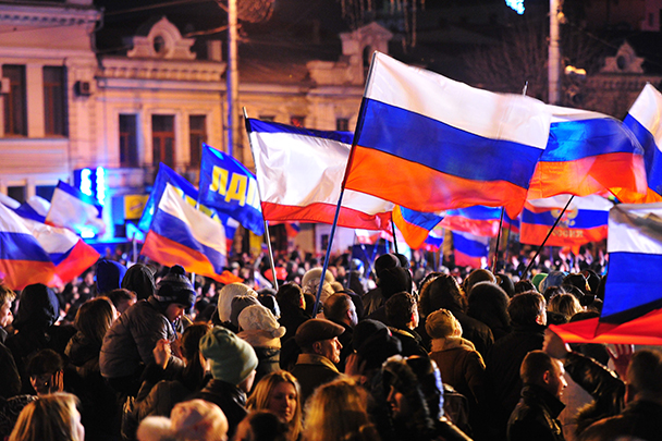 Более 20 тысяч крымчан собрались на концерт на площади Ленина в центре Симферополя после закрытия избирательных участков. Собравшиеся скандировали: «Мы возвращаемся в Россию»
