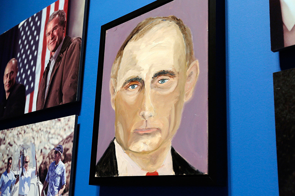 В пятницу в Далласе (штат Техас) открылась персональная выставка живописи бывшего президента США Джорджа Буша-младшего «Искусство быть лидером: личная дипломатия президента». На ней выставлены портреты 24 мировых лидеров. Среди ее экспонатов, в частности, портреты президента России Владимира Путина, британского экс-премьера Тони Блэра и Далай-ламы