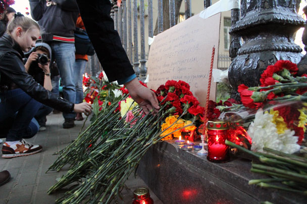 У стен посольства Украины в Москве прошла акция памяти по погибшим в столкновениях на Юго-Востоке Украины и в Одессе, где ульранационалисты и радикалы забили и заживо сожгли более 40 человек