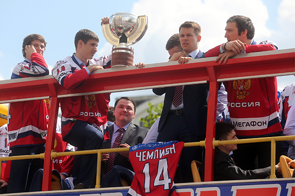 В центре Москвы прошло чествование российской сборной, выигравшей чемпионат мира по хоккею. Тысячи болельщиков приветствовали своих кумиров настолько активно, что их напор даже не могло сдержать полицейское оцепление
