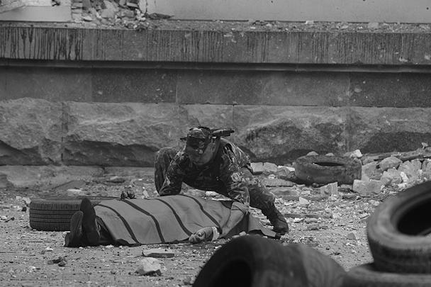 ВВС Украины нанесли авиаудар по зданию обладминистрации Луганска. В результате несколько человек погибло, ранено больше десятка. Среди погибших оказалась министр здравоохранения самопровозглашенной республики Наталья Архипова