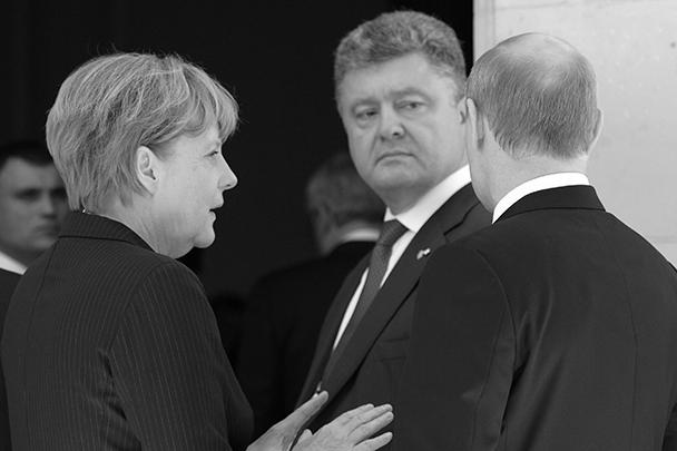 Президент России Владимир Путин несколько минут пообщался с избранным президентом Украины Петром Порошенко и канцлером Германии Ангелой Меркель. Разговор произошел незадолго до общего фотографирования, которое состоялось перед официальным завтраком в Нормандии, где проходит празднование в честь 70-летия высадки войск союзников