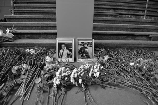 Люди с утра среды несут цветы и свечи к зданию ВГТРК на 5-й улице Ямского поля в Москве в память о журналистах Игоре Корнелюке и Антоне Волошине, погибших накануне под Луганском при исполнении своих профессиональных обязанностей