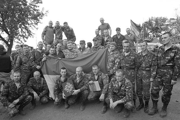 Президент Украины Петр Порошенко (в центре) сфотографировался вместе с бойцами украинской армии, проводящими карательную операцию на юго-востоке страны. Порошенко прибыл в район Славянска, объявил о перемирии и представил свой давно обещанный мирный план