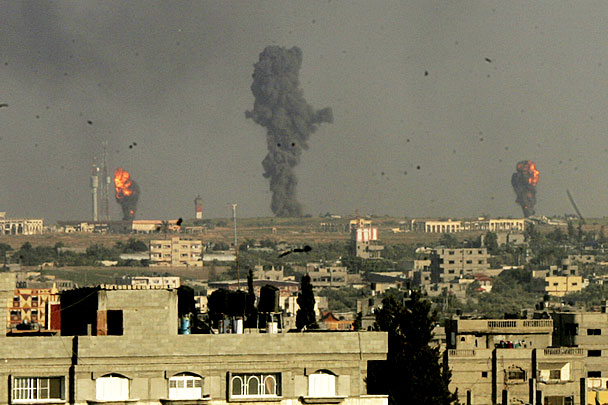 ВВС Израиля нанесли серию авиаударов по палестинским боевикам в рамках антитеррористической операции «Несокрушимая скала» в секторе Газа. Это стало ответом на массированные ракетные обстрелы юга страны. В рамках операции разрушено несколько домов лидеров ХАМАС, уничтожены 18 ракетных установок и 10 объектов инфраструктуры боевиков