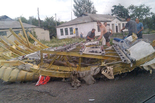 Появились первые фотографии «Боинга-777», упавшего под Донецком. Погибли около трехсот человек. По предварительным данным, лайнер, направлявшийся из Амстердама в Куала-Лумпур, был сбит зенитной ракетой