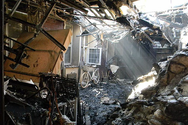 Масштабные разрушения постигли Луганск после того, как в пятницу город был обстрелян украинской артиллерией крупного калибра. Число жертв и раненых исчисляется десятками
