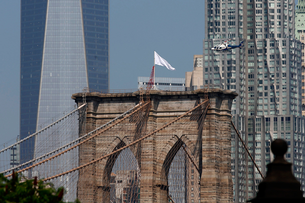 Фотографии белых флагов появились в социальных сетях. Одну из них опубликовал член городского совета Нью-Йорка Марк Веприн. «Почему над Бруклинским мостом белые флаги?» – задал вопрос чиновник на своей страничке в Twitter. Один из пользователей ответил Веприну: «Бруклин сдался Манхэттену»