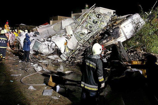 Несколько десятков человек погибли при крушении на Тайване лайнера ATR-72. Особенность катастрофы в том, что после падения лайнера из-под его обломков некоторым пассажирам удалось выбраться живыми