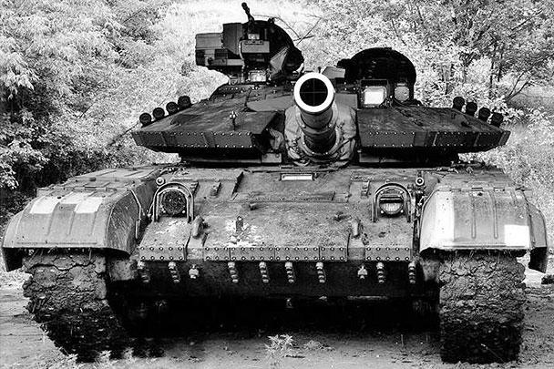 Министр внутренних дел Украины опубликовал фотографию нового украинского танка Т64-Б1М – первого экземпляра, который поступит на вооружение Национальной гвардии.  «Этот модифицированный для городских условий крепыш – долгожданное усиление боевой мощи», – заявляет Аваков