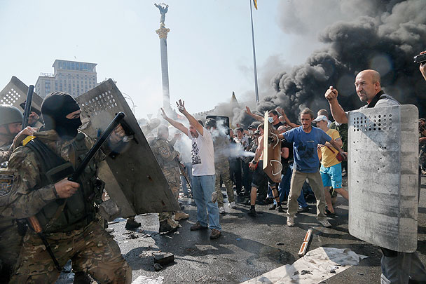 В четверг утром на киевской площади Независимости начались столкновения активистов Майдана с милицией. Сотрудники правоохранительных органов применяют против евромайдановцев светошумовые гранаты. Активисты в ответ бросают петарды и камни. Над Крещатиком стоит черный дым