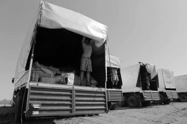 КамАЗы с грузом российской гуманитарной помощи Украине прибыли на границу. Лично ознакомиться с содержимым грузовиков позволили всем желающим журналистам – и зарубежным, и российским. Украинские таможенники приступили к оформлению груза, представители Международного Красного Креста начали его принимать