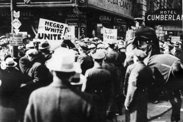 1932 год, времена Великой депрессии. «Марш голодающих», организованный уволенными рабочими завода Форда в Детройте, закончился трагедией: полиция и вооруженные службы Генри Форда открыли огонь по протестующим. Четверо убито, более 60 ранено