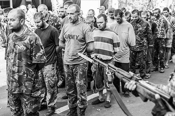 На площади Ленина в центре Донецка в День независимости Украины ополченцы организовали свой «парад», во время которого провели около сотни взятых в плен украинских военных