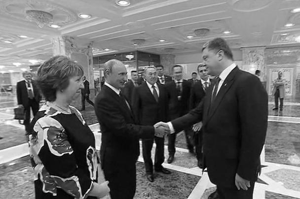 Президенты России и Украины Владимир Путин и Петр Порошенко пожали друг другу руки во время церемонии фотографирования, предварявшей открытие саммита в Минске. Переговоры в формате Таможенный союз – ЕС – Украина проходят в белорусской столице