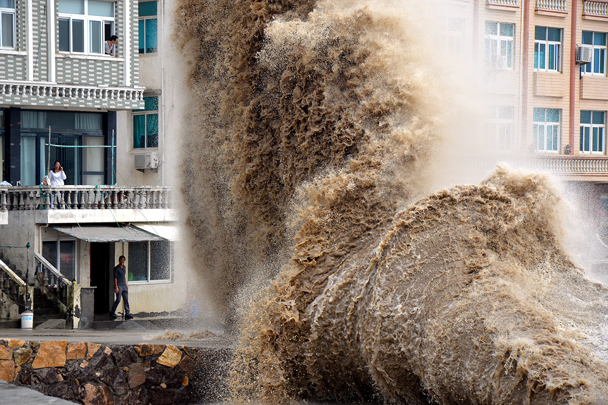 Мощный тайфун Вонгфонг обрушился на побережье Китая и Японии. В Стране восходящего солнца из-за стихийного бедствия эвакуированы уже более 450 тыс. человек. Местные власти опасаются, что тайфуном дело не ограничится, они ждут вызванных им оползней и наводнений