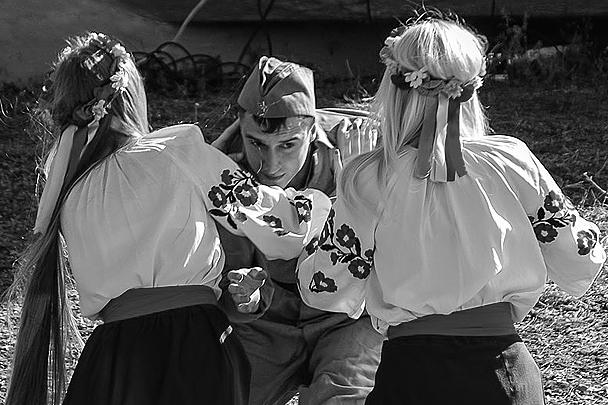 Зрителям представления в честь годовщины форсирования Днепра советскими военными в 1943 году в Запорожской области Украины, в том числе ветеранам Великой Отечественной, показали сценку, как красноармейцы насилуют девушек в украинских национальных костюмах