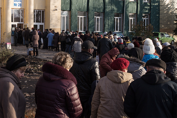 Гигантские очереди на избирательные участки выстроились во время выборов в Донецкой и Луганской народных республиках. В какой-то мере их можно объяснить не слишком большим количеством участников, однако картина все равно более чем показательна