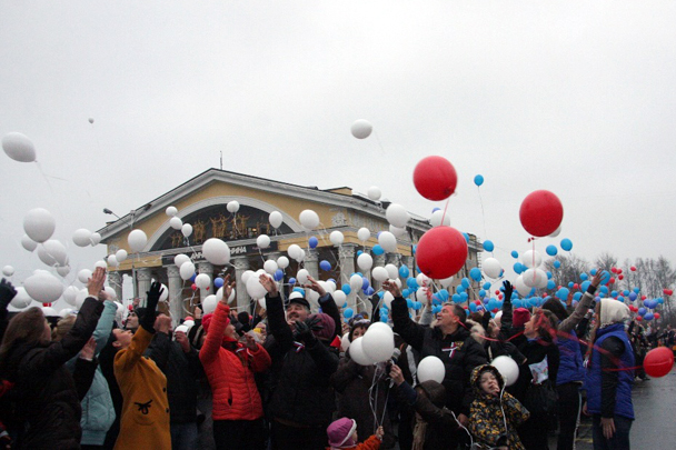 4 ноября вся страна, от Калининграда и Севастополя до Владивостока, отмечала День народного единства. В Петрозаводске (на фото) в праздничный день вопреки непогоде состоялись митинг, флешмоб и шествие