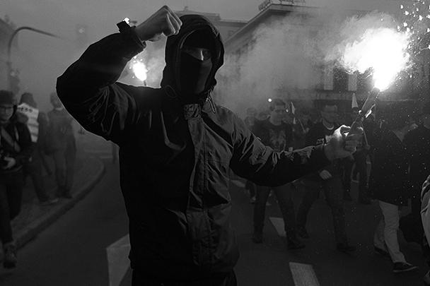 «Марш независимости» в Варшаве вылился в столкновения с полицией. Агрессивно настроенные молодые люди с закрытыми лицами забрасывали полицейских петардами, дымовыми шашками, камнями и бутылками с зажигательной смесью. Было задержано около 160 националистов. Один полицейский получил ранения