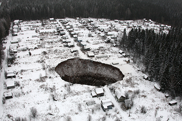 Обнародованы фотографии гигантской воронки – провала, образовавшегося прямо посреди дачного поселка неподалеку от Соликамска в результате подтопления калийной шахты. Диаметр воронки – около сорока метров