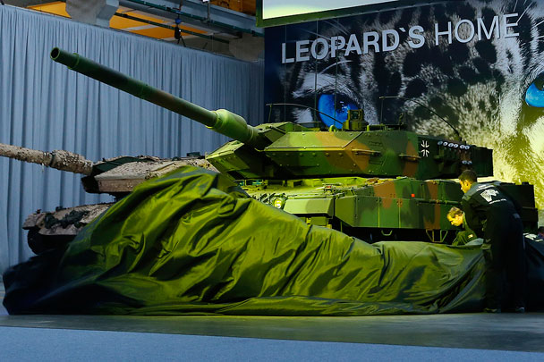 В Мюнхене состоялась церемония передачи Бундесверу новой модификации знаменитого немецкого танка Leopard – модели 2A7. Новая модификация представляет собой модульный пакет обновлений с возможностью оптимизации под конкретные требования заказчиков