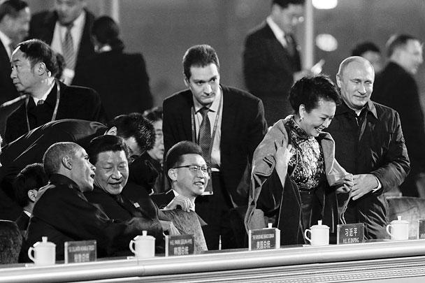 Владимир Путин помог первой леди Китая накинуть на плечи теплый плед. В этот момент лидер Китая Си Цзиньпин как раз отвлекся на общение с президентом США Бараком Обамой