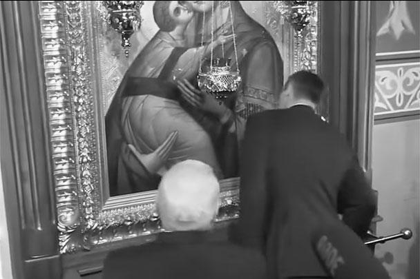 Мэр украинской столицы, прикладываясь к иконе Божьей Матери, не заметил стекла
и ударился об него головой