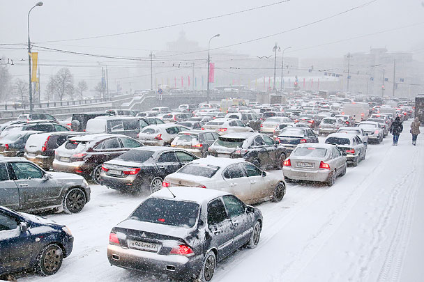 В Москве и области в четверг начался сильный снегопад, приведший к 10-балльным пробкам на дорогах, также из-за плохих погодных условий начались задержки рейсов в столичных аэропортах. Спасатели советуют воздержаться от поездок на автомобилях