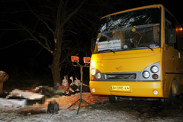 Рейсовый автобус попал под обстрел в районе Волновахи под Донецком. Погибли 12 человек, более десяти получили ранения. Украинские власти сразу заявили, что в автобус попал снаряд ополчения. В ДНР возражают, что не вели огонь в этом направлении, и полагают, что автобус был расстрелян с украинского блокпоста