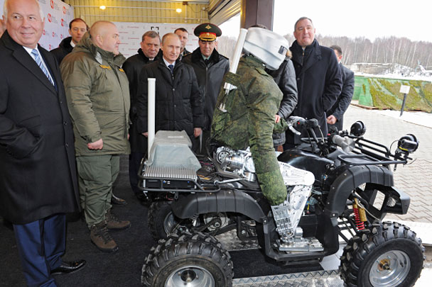Владимир Путин посетил Центральный научно-исследовательский институт точного машиностроения, где ему показали боевого робота-аватара. Робот пятью выстрелами из пистолета поразил мишень и сделал круг на квадроцикле по автодрому
