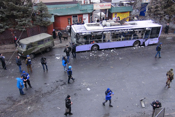 По остановке общественного транспорта в Ленинском районе Донецка нанесен артиллерийский удар. Погибли 15 человек, несколько десятков получили ранения. Власти ДНР заявили о задержании диверсионной группы, которая может быть причастна к трагедии
