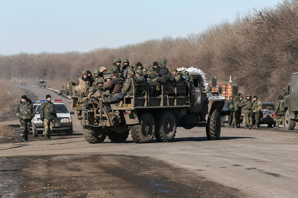 На фото – подразделения украинской армии, выходящие из дебальцевского котла. Президент Украины заявляет, что «операция по выводу» проходит в плановом порядке, но по крайней мере в одном он прав: силовики, судя по фото, действительно выходят вместе с техникой и оружием