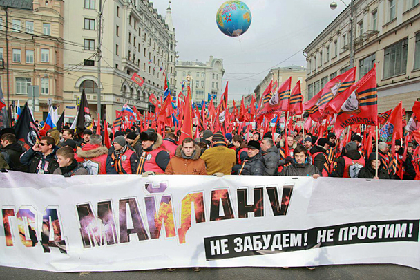 На акцию «Год Майдану. Не забудем, не простим!» в Москве собрались более 50 тыс. человек из сотен общественных организаций, в несколько раз превысив ожидаемое число. Шествие началось от Страстного бульвара и прошло по улице Петровка до Площади Революции